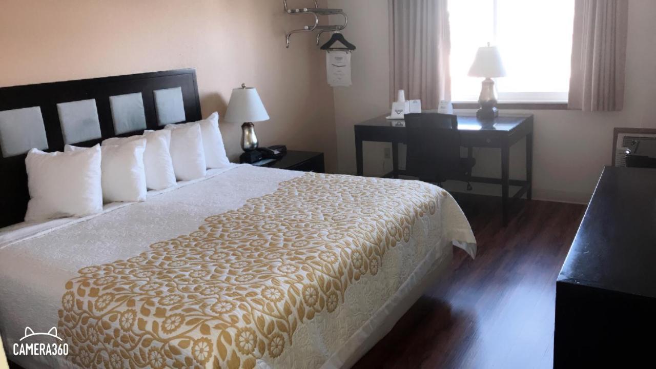 Days Inn By Wyndham เทาส์ ภายนอก รูปภาพ