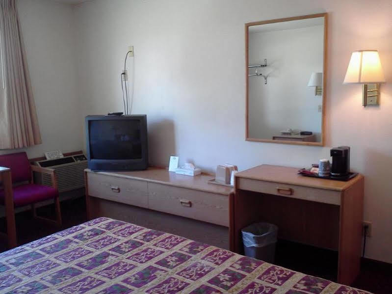 Days Inn By Wyndham เทาส์ ภายนอก รูปภาพ