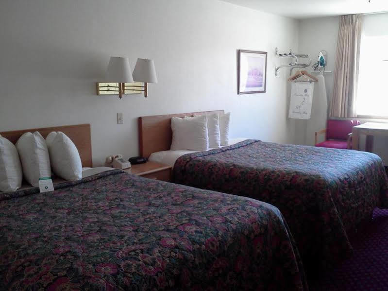 Days Inn By Wyndham เทาส์ ภายนอก รูปภาพ